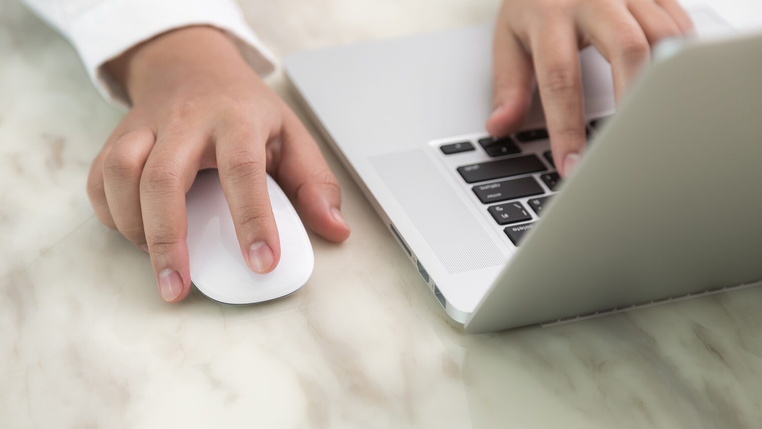 E-Rechnung-Laptop-Maus-Tastatur