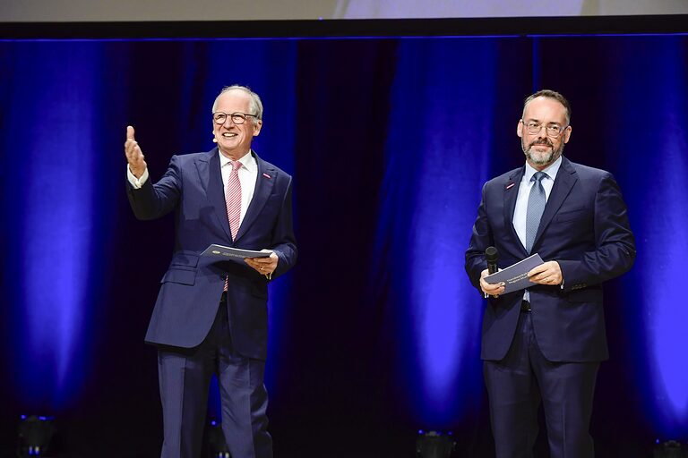 Im Dialog auf der Bühne: Rainer Reichhold, Präsident der Handwerkskammer Region Stuttgart, und Hauptgeschäftsführer Peter Friedrich.