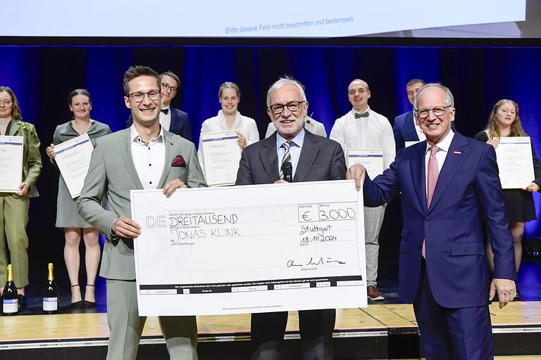 Den Rotary-Förderpreis in Höhe von 3.000 Euro erhielt Jonas Klink. Der Bestmeister im Installateur- und Heizungsbauer-Handwerk möchte seinen Teil zum Klimawandel beitragen, weshalb er sich besonders für die Technik von Wärmepumpen und Energiemanagement-Systemen interessiert. Den Scheck überreichten Rotary-Vertreter Claus Munkwitz und Rainer Reichhold.