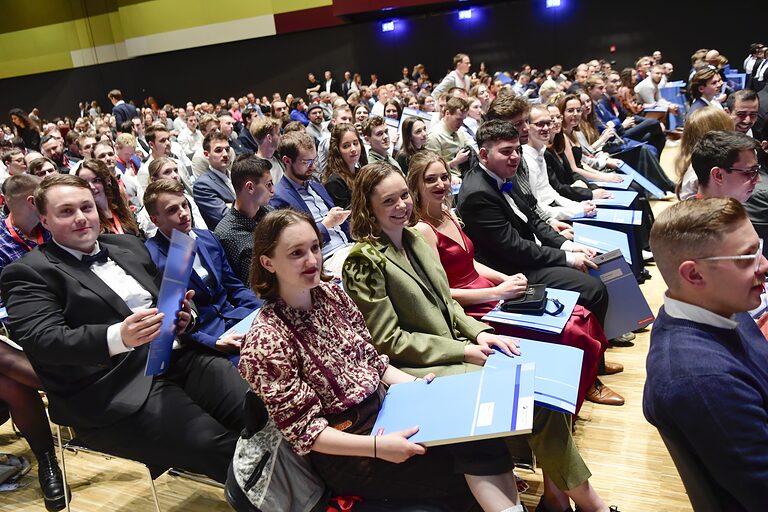 Nach dem Erhalt ihrer Meisterbriefe durften die Meisterinnen und Meister noch einmal Platz nehmen...