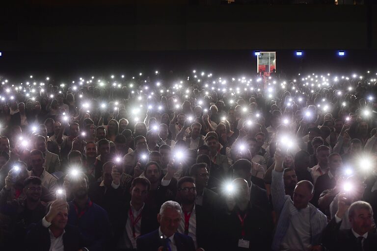 Die über 2.300 Besucherinnen und Besucher zauberten echte Konzertatmosphäre in den Festsaal.