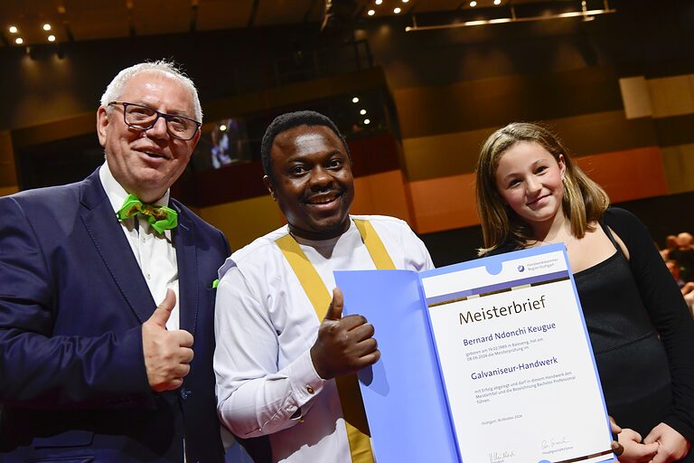 Bernar Ndonchi Keugue bekam seinen Meisterbrief im Galvaniseur-Handwerk überreicht.